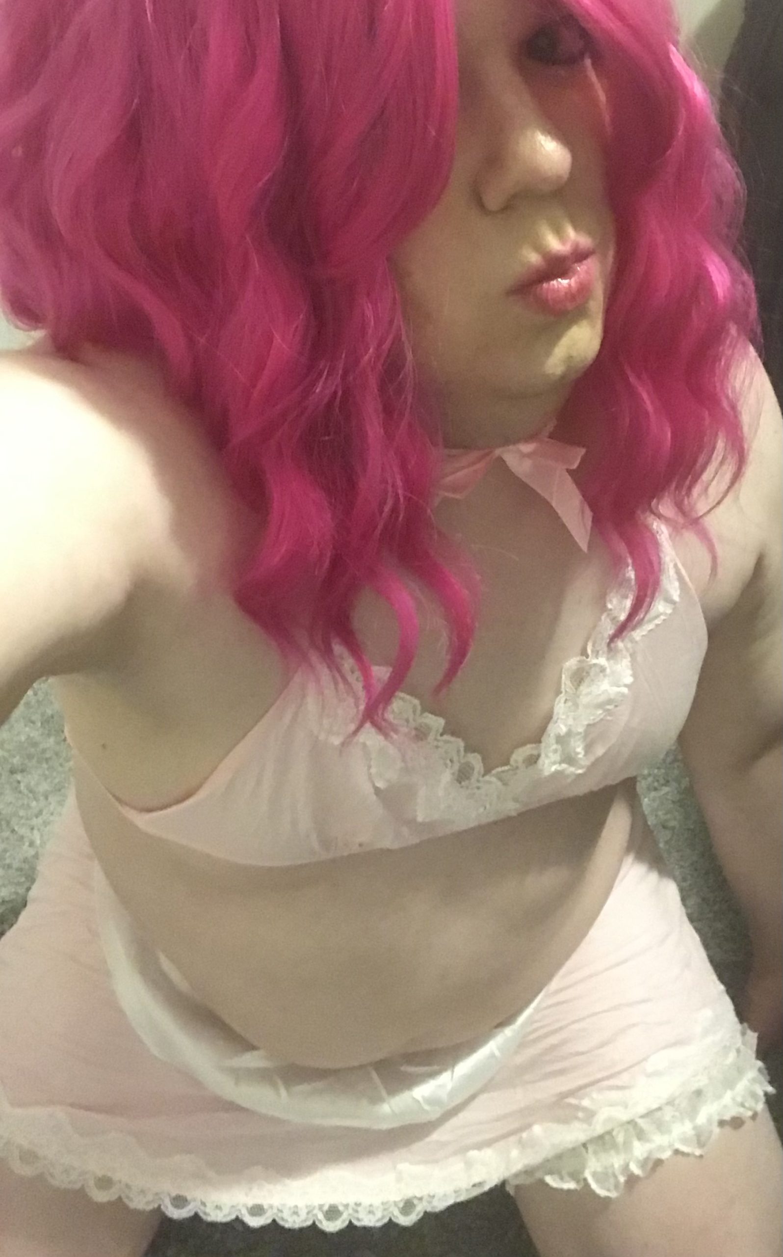 Sissy Maid Donna ready to serve