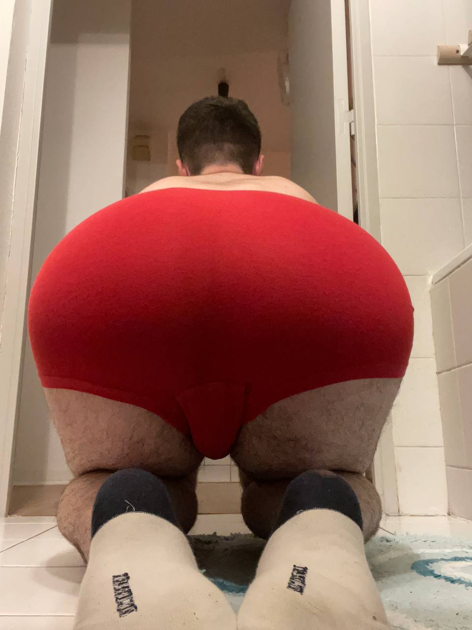 Leo Campbell’s big ass in red boxer shorts (Make this permanent pls)