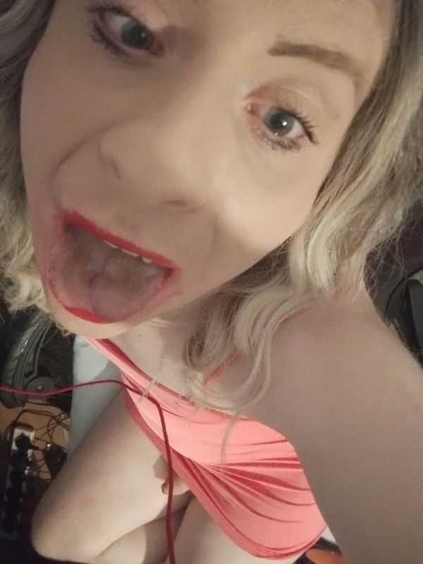 I’m a sissy cumsl*t . Kik = sl*ttysissixx