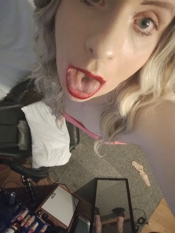 I’m a sissy cumsl*t . Kik = sl*ttysissixx