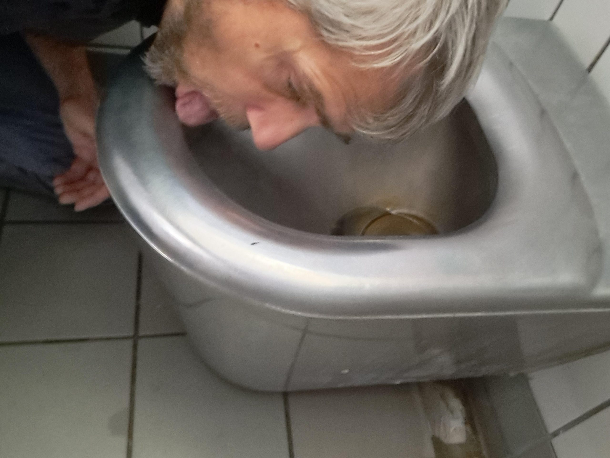 Karsten Wessels is cleaning a WC