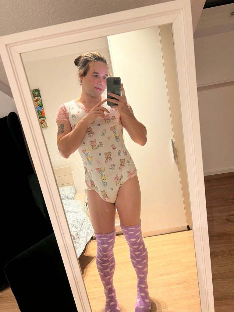 teensissy – Weekend Challenge – Diaper sissy 24/7