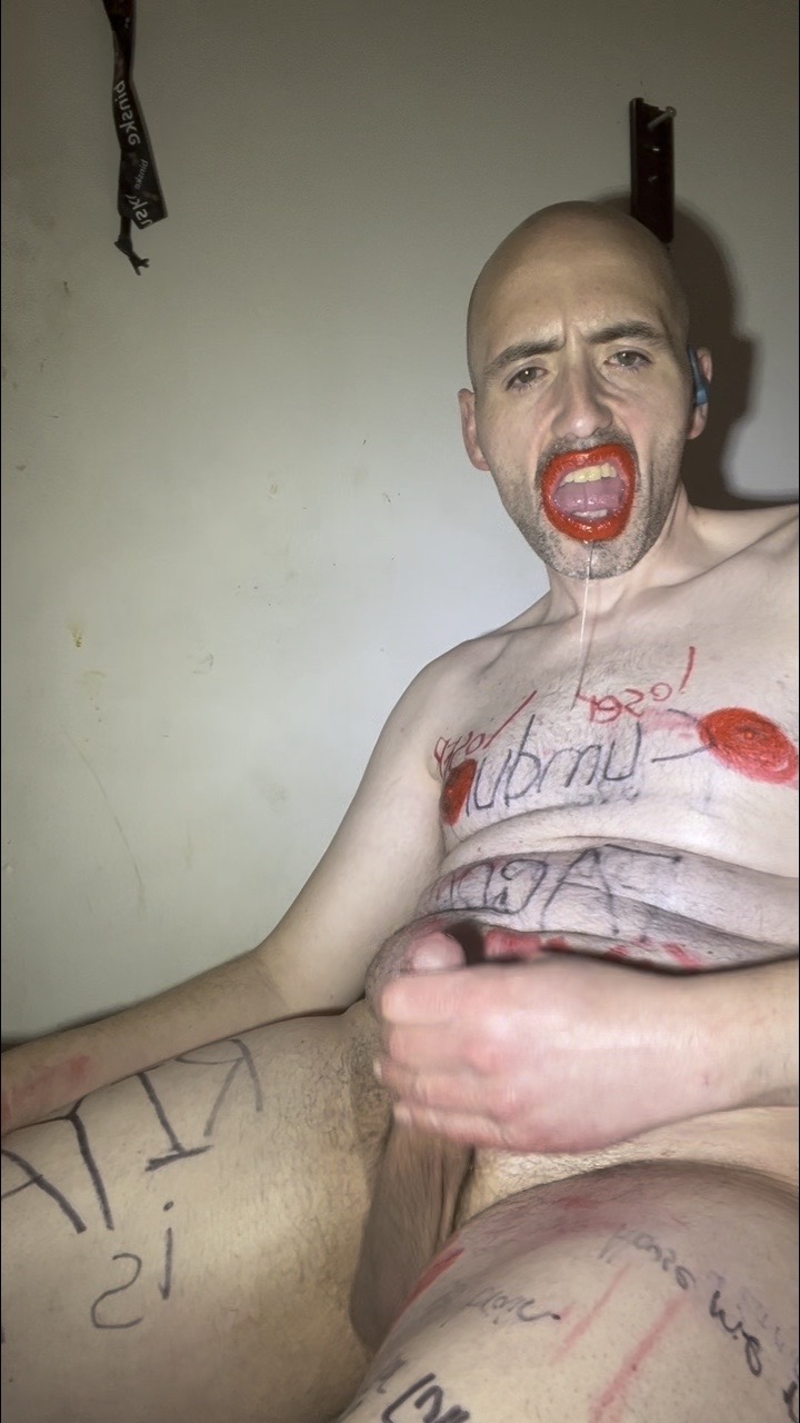 Clown loser, lives to take rich brat’s abuse