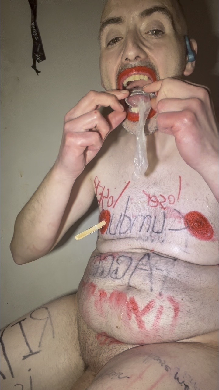 Clown loser, lives to take rich brat’s abuse