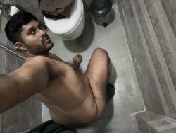 Smalldick – Naked in the toilet