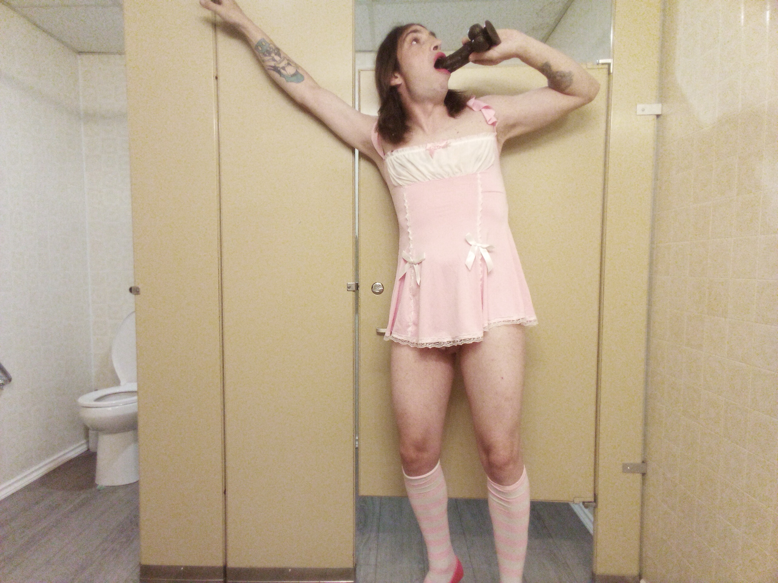 Jenny kisses – Public sissy sl*t