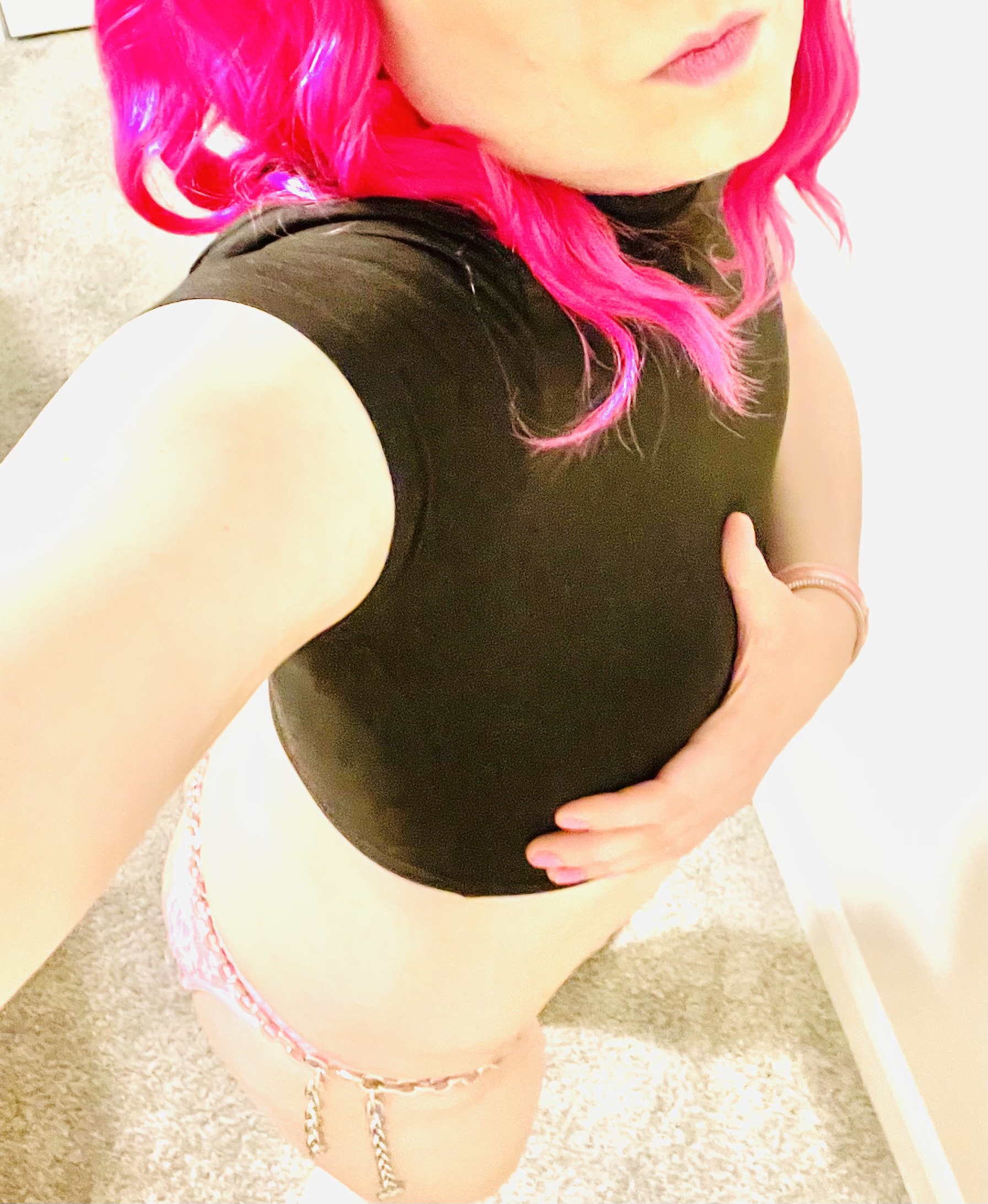 Sissy Donna in black and pink – she just loves crotchless panties