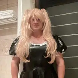 Sissy Louise – Hotel Exposure