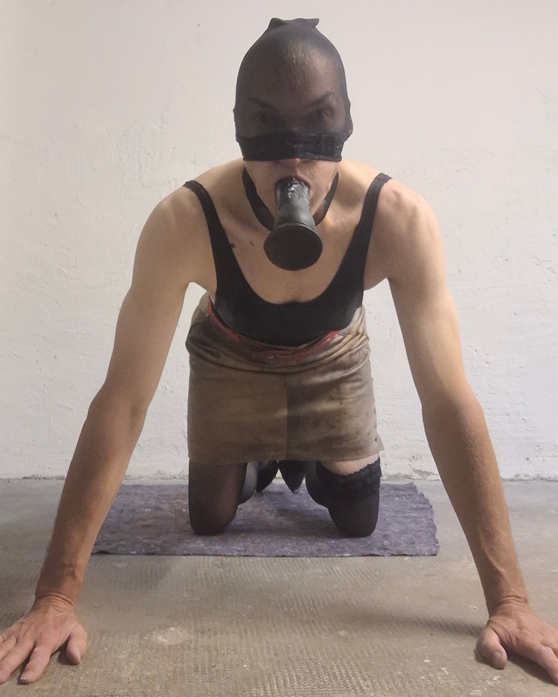 f*gwalt – with skirt on his knees