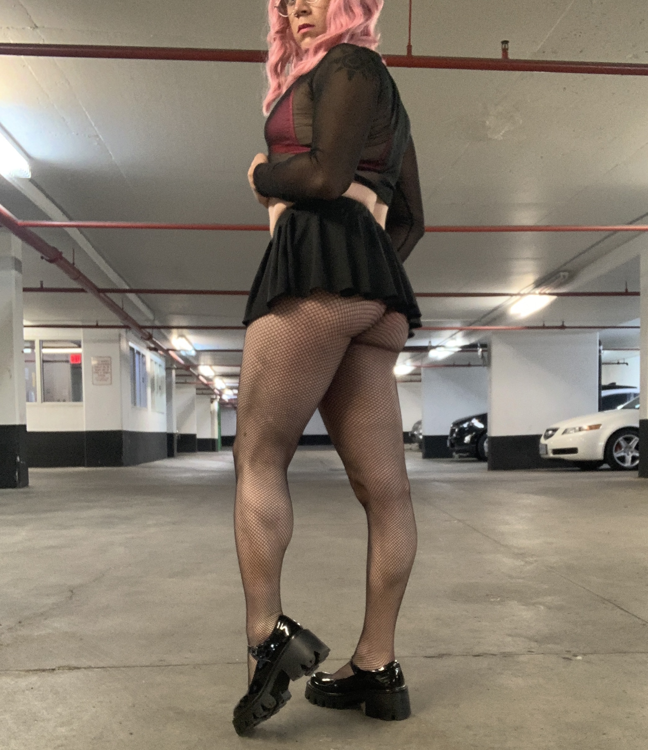 Kelli_Sissy public garage sl*t