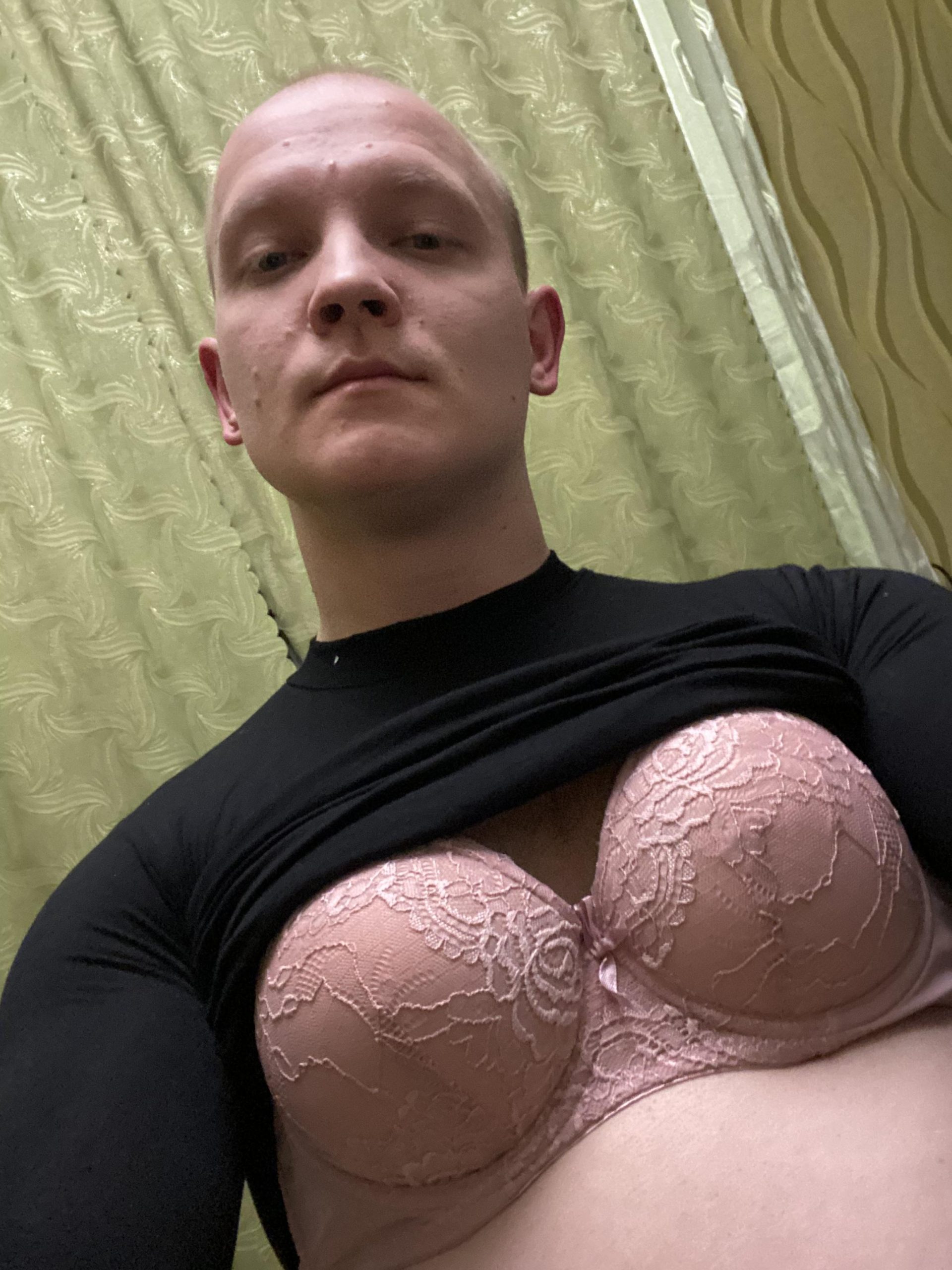 Linasissyboy loves to expose herself