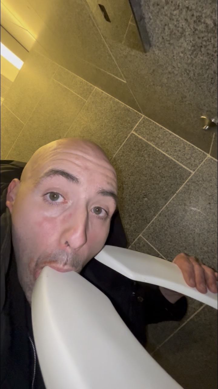 Betaloserbobbi Robert Simpson  – Toiletsexual my tongue touched the urinal cake