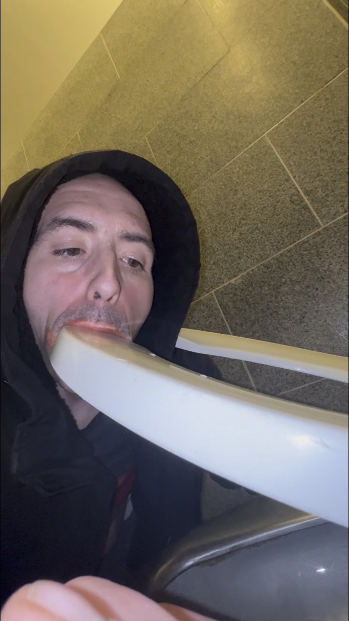 Betaloserbobbi Robert Simpson  – Toiletsexual my tongue touched the urinal cake