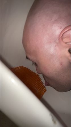 Betaloserbobbi Robert Simpson  – Toiletsexual my tongue touched the urinal cake