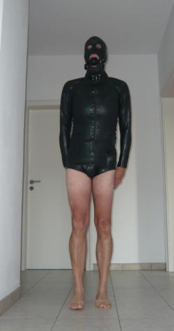 joerg sklave – slave joerg in latex with spikes