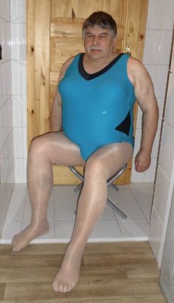 ~ Frauenwäscheträger in Nylon Strumpfhosen