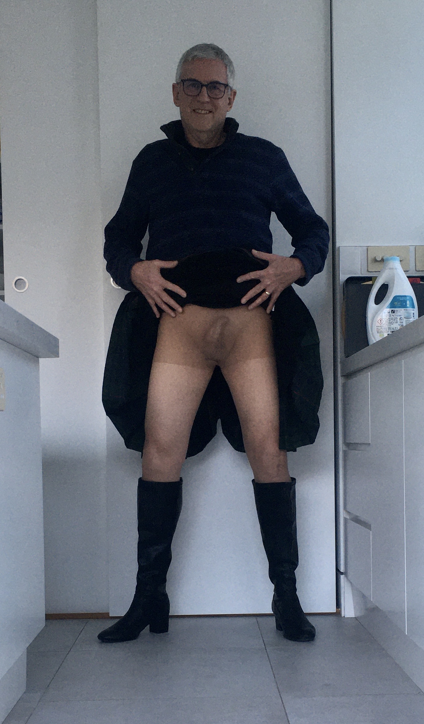 Kilt, boots and tights