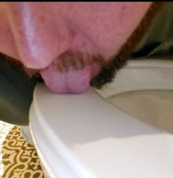 tiny worm – just an stupid bitch worm at the bathroom, what a tiny cock