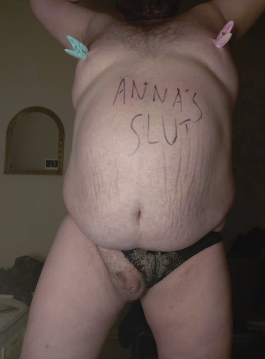 tiny worm – just an stupid bitch worm at the bathroom, what a tiny cock