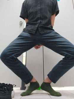 expose at public toilet