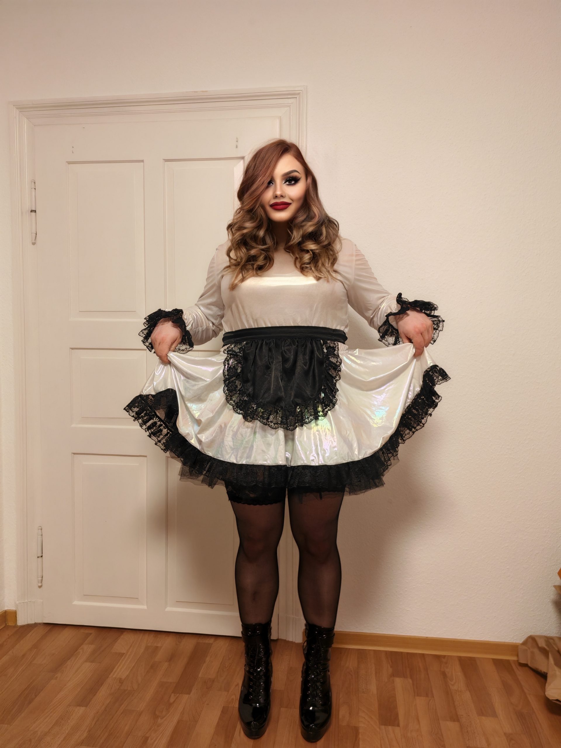 Shironekosissy – A good maid is caged, plugged and exposed