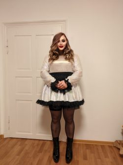 Shironekosissy – A good maid is caged, plugged and exposed