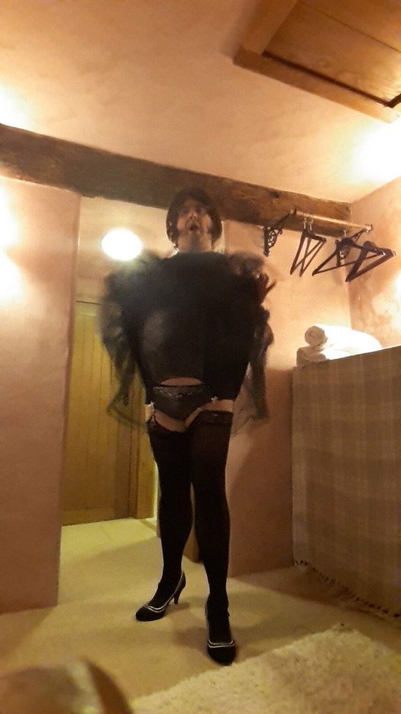 Sissy Vanessa daleman  – Getting ready to work street corners