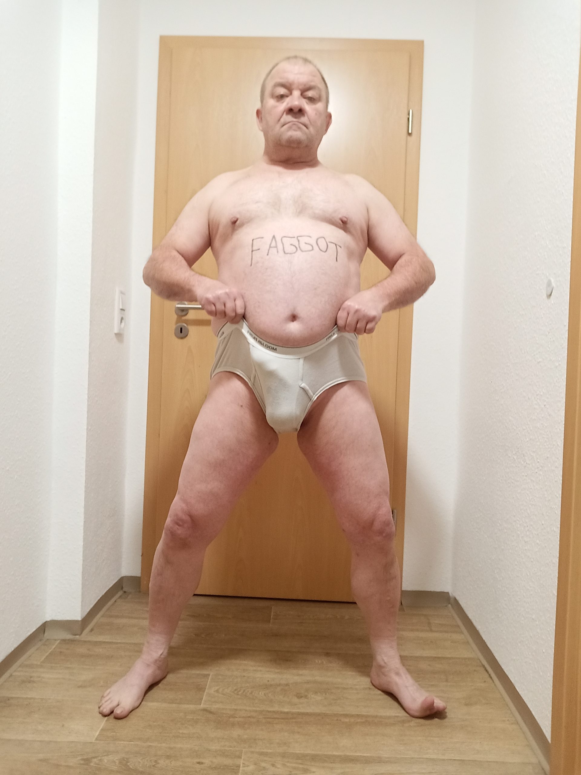 ~ Alte Schwuchtel präsentiert sich