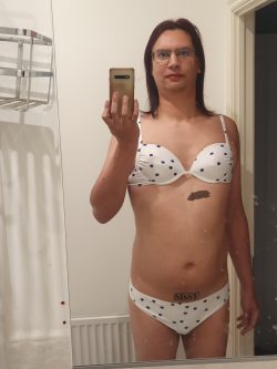 Katie Savira – Risky sissy photo set at the beach.