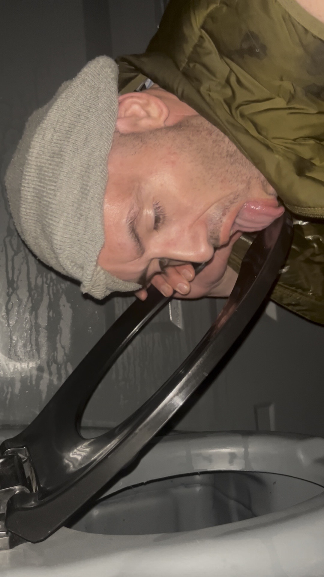 Betaloserbobbi toilet licker – Public toilet cleaner