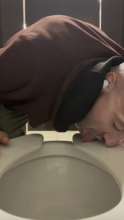 Loser Bobby  – Making out with my porcelain girlfriend