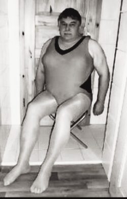 ~ Transvestit in nylons pantyhose swimsuit exposed