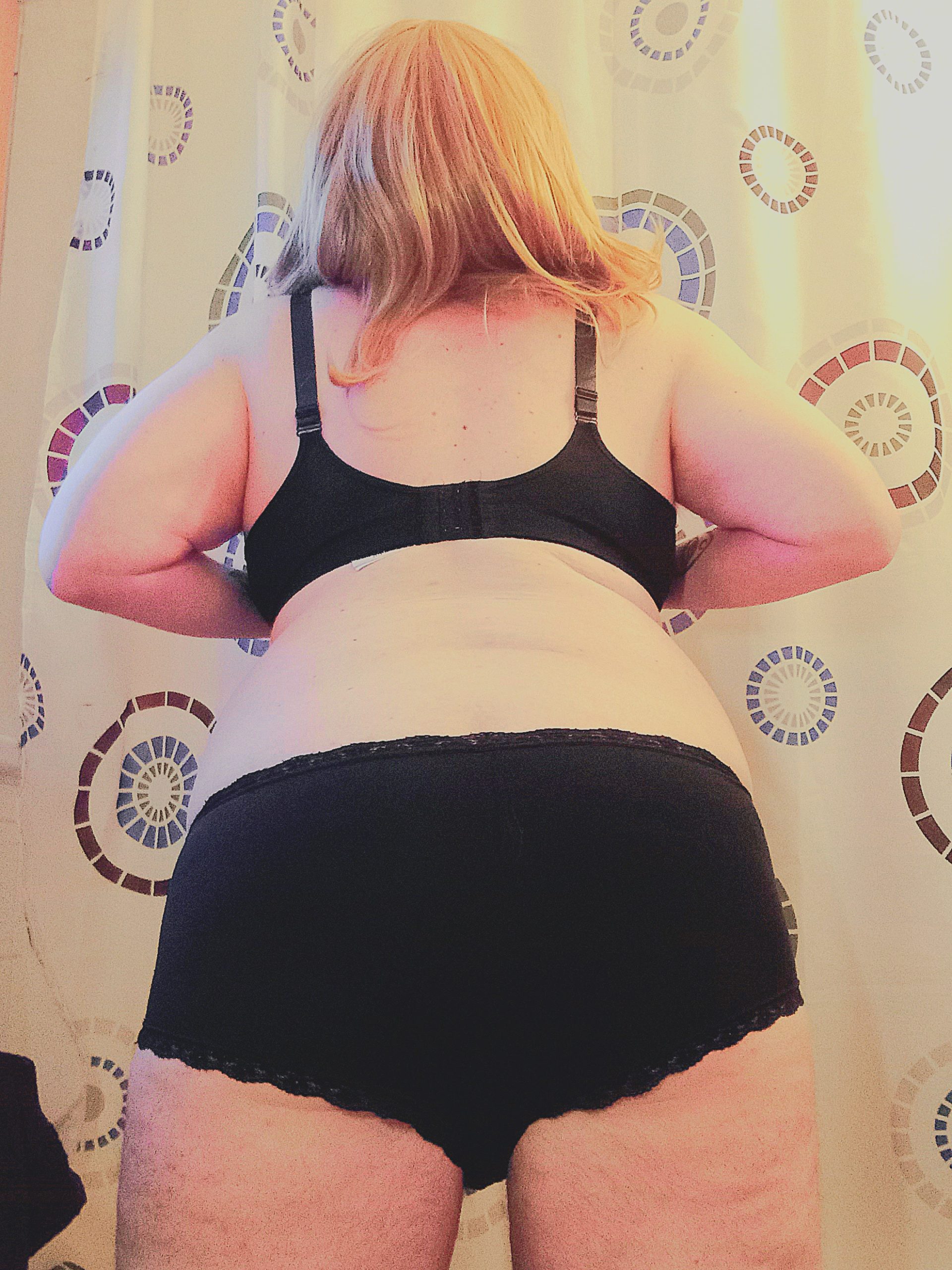 Raphaela shows her ass