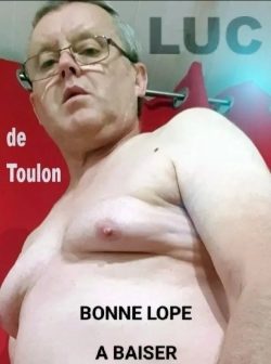 Luc la pute à jus de Toulon avec sa gueule , ses seins de lope et son clito