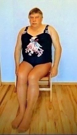 ~ Sissy Damenwäscheträger in Nylons pantyhose Strumpfhosen exposed