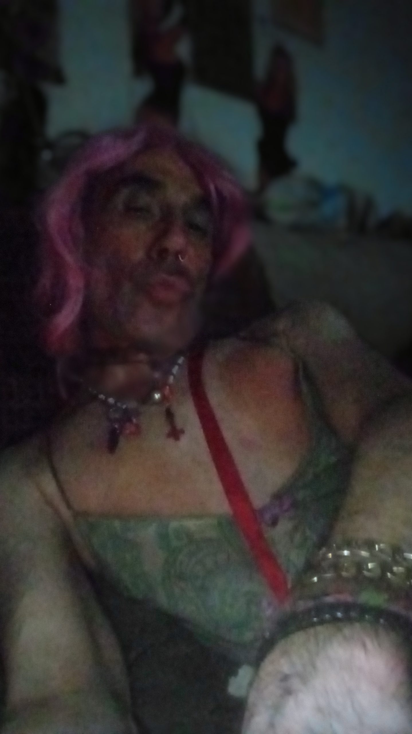 Mariquita feminizada y prostituta en público