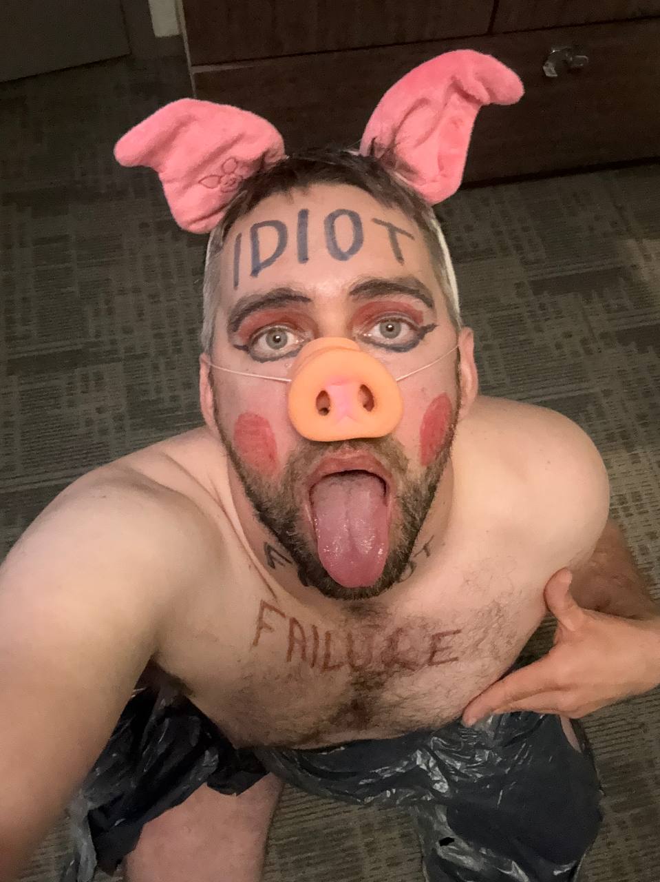 Pig seeking bully