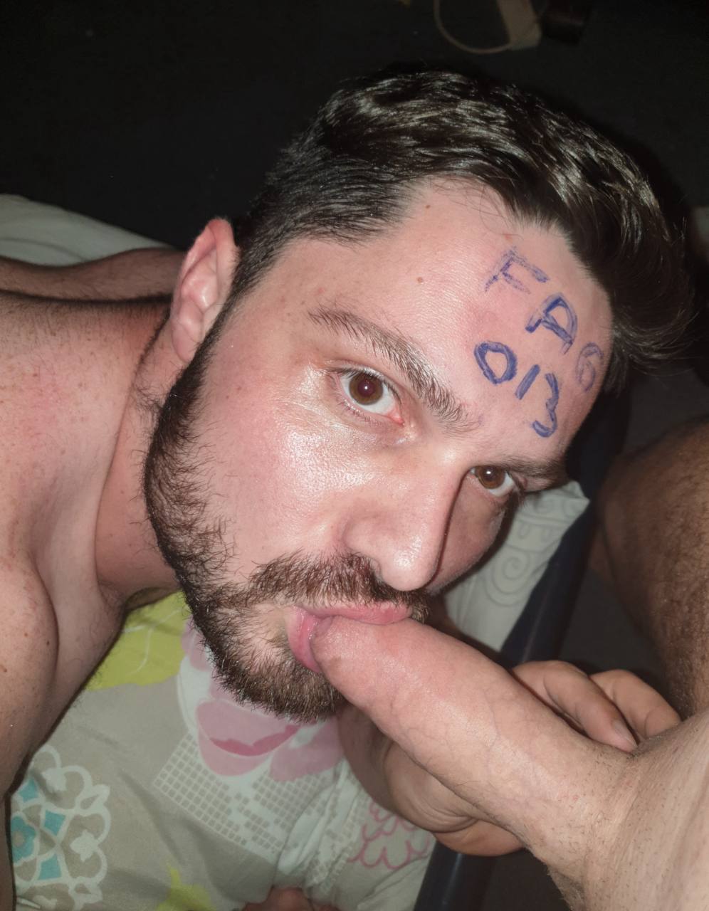 Dutchf*gg Dutch gay pov suck with full face. Homo Tilburg 013  pijpt pik terwijl de andere foto’ ...
