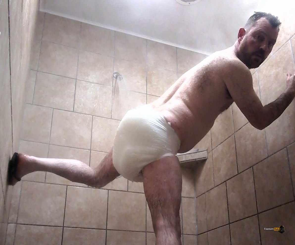 Kyle Blebjorn – Diaper f*g in a public shower