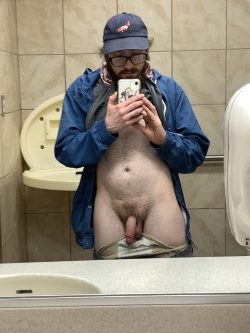 Expose this naughty worker taking selfies at work