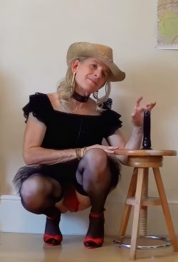 Sissy Sara rides the pleasure