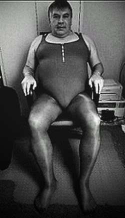 ~ Transvestit in nylons pantyhose Strumpfhosen on chair exposed